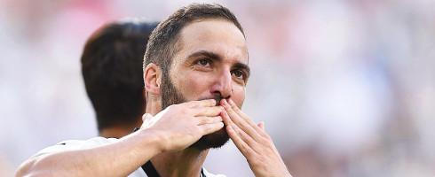 Higuain-J-kiss1609epa_0